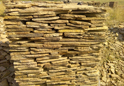 Kamenclub.ru: Песчаник пластушка желтый с разводом под дерево (2 см)  купить в Челябинске плитняк желтый с разводами, желтый, рыжий, серый песчаник пластушка рваная ландшафтная 11 000 руб/м3   фото КАМЕНЬ КЛУБ