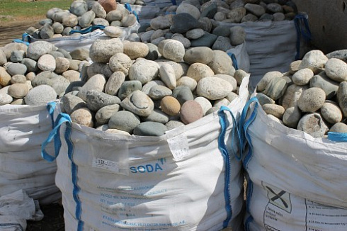 Kamenclub.ru: Речной валун (Ассорти) фр.100-300 мм.  купить в Челябинске галечник серый, темно-серый, светло-серый речная галька крупных размеров 4200 руб/т   фото КАМЕНЬ КЛУБ