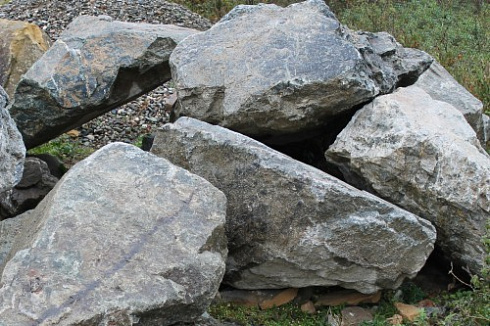 Kamenclub.ru: Змеевик скальник фр. 500-1500 мм.  купить в Челябинске змеевик зеленый серый черный глыба скальная колотая 7500 руб/т   фото КАМЕНЬ КЛУБ