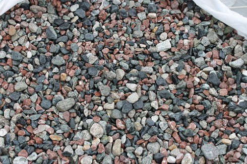 Kamenclub.ru: Мраморная крошка (щебень галтованный микс:: серый-зеленый-розовый) фр.10-20 мм.  купить в Челябинске мрамор серый, зеленый, розовый щебень окатанный округлый декоративный ландшафтный 15500 руб/т   фото КАМЕНЬ КЛУБ