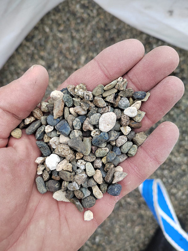 Kamenclub.ru: Галька речная окат (серая) фр.5-10 мм купить  в Челябинске галька речная серая, серый, темно-серый, светло-серый, коричневый речная окатанная галька декоративная ландшатфная 5000 руб/т   фото КАМЕНЬ КЛУБ