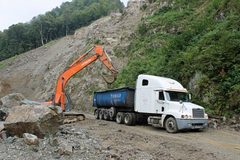 Kamenclub.ru: Гранит скальник (серо-зеленый) фр. 500-1500 мм.  купить в Челябинске гранит мрамор  серый зеленый темно-серый глыба скальная колотая ландшафтная 7 500 руб/т   фото КАМЕНЬ КЛУБ