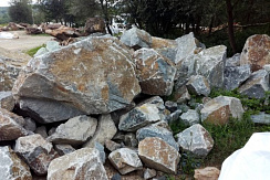 Kamenclub.ru: Гранит скальник (серо-зеленый) фр. 500-1500 мм.  купить в Челябинске гранит мрамор  серый зеленый темно-серый глыба скальная колотая ландшафтная 7 500 руб/т   фото КАМЕНЬ КЛУБ