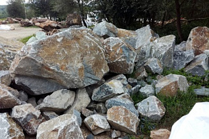 Kamenclub.ru: Гранит скальник (серо-зеленый) фр. 500-1500 мм.  купить в Челябинске гранит мрамор  серый зеленый темно-серый глыба скальная колотая ландшафтная 7 500 руб/т   фото КАМЕНЬ КЛУБ