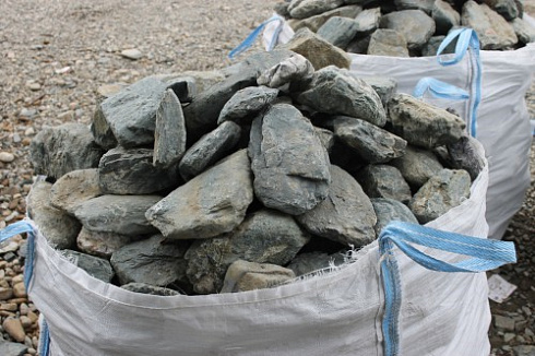 Kamenclub.ru: Гранит скальник (серо-зеленый) фр. 100-500 мм.  купить в Челябинске гранит зеленый, серый, салатовый крупный ландшафтный валун 6 000 руб/т   фото КАМЕНЬ КЛУБ