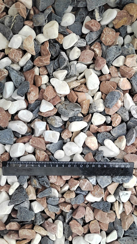 Kamenclub.ru: Мраморная крошка (щебень галтованный микс:белый-зеленый-розовый) фр.20-40 мм.  купить в Челябинске мрамор белый, зеленый, розовый мрамор декоративный (галтовка) 15500 руб/т   фото КАМЕНЬ КЛУБ
