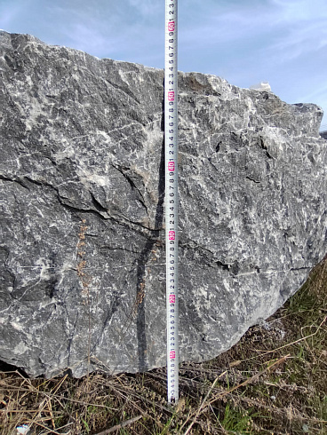 Kamenclub.ru: Черный мрамор скальник фр. 1000-1500 мм.  купить в Челябинске мрамор черный белый серый крупный колотый валун ландшафтный 9000 руб/т   фото КАМЕНЬ КЛУБ