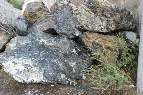 Kamenclub.ru: Змеевик скальник фр. 500-1500 мм.  купить в Челябинске змеевик зеленый серый черный глыба скальная колотая 7500 руб/т   фото КАМЕНЬ КЛУБ