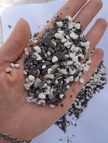 Kamenclub.ru: Мраморная крошка (щебень галтованный микс:белый-черный-розовый-медовый) фр.5-10 мм.  купить в Челябинске мрамор белый, медовый, черный, розовый мраморный галтованный щебень декоративный ландшафтный 15500 руб/т   фото КАМЕНЬ КЛУБ