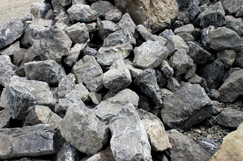 Kamenclub.ru: Черный мрамор скальник фр. 1000-1500 мм.  купить в Челябинске мрамор черный белый серый крупный колотый валун ландшафтный 9000 руб/т   фото КАМЕНЬ КЛУБ