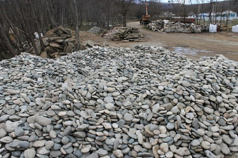 Kamenclub.ru: Галька речная плоская (ассорти) фр. 100-200-300 мм. купить  в Челябинске галька плоская разноцветная серый белый темно-серый синий речная галька ландшафтная 8000 руб/т   фото КАМЕНЬ КЛУБ