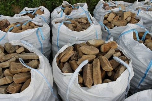 Kamenclub.ru: Песчаник для строительства и кладки блочный (фр 100-200 мм)  купить в Челябинске песчаник бежевый серый рыжий валун мелкий для строительства песчаник 6500 руб/т   фото КАМЕНЬ КЛУБ