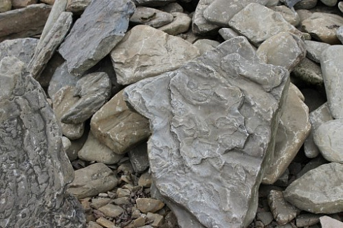 Kamenclub.ru: Песчаник декоративный ландшафтный (фр. 300-500 мм)  купить в Челябинске песчаник желтый рыжий серый зеленый валун речной окатанный природный песчаника 4 500 руб/т   фото КАМЕНЬ КЛУБ