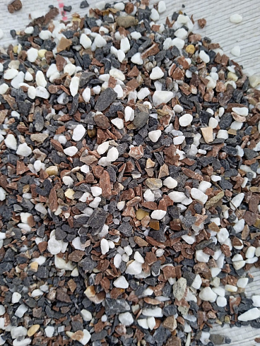 Kamenclub.ru: Мраморная крошка (щебень крошка микс : белый-черный-розовый) фр. 5-10 мм.  купить в Челябинске мрамор белый, черный, розовый, разноцветный микс декоративная мраморная каменная крошка 12000 руб/т   фото КАМЕНЬ КЛУБ