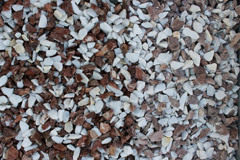 Kamenclub.ru: Мраморная крошка (щебень крошка микс: белый-розовый) фр. 10-20 мм.  купить в Челябинске мрамор белый, розовый каменный декоративный ландшафтный щебень 12000 руб/т   фото КАМЕНЬ КЛУБ