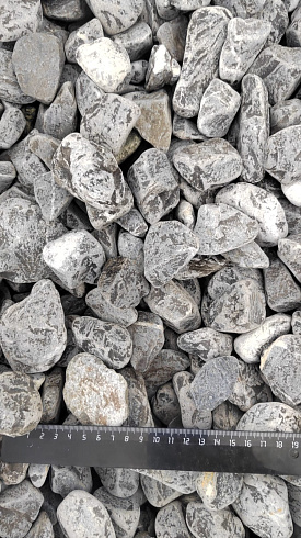 Kamenclub.ru: Щебень галтованный черный (мрамор) фр.40-70 мм.  купить в Челябинске мрамор черный с белыми прожилками, черный, белый щебень галтованный округлый 13500 руб/т   фото КАМЕНЬ КЛУБ